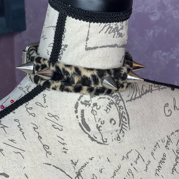 Leopard Print Spiked Choker - Picture 6 of 10